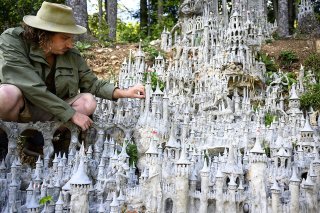 François Monthoux a créé une nouvelle citadelle éphémère en lisière d'une forêt proche de Bière (VD). KEYSTONE/LAURENT GILLIERON